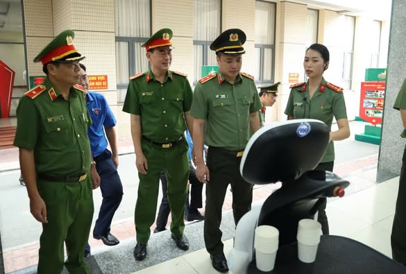 Công an TP.HCM tiên phong chuyển đổi số, ứng dụng robot vào dịch vụ hành chính công